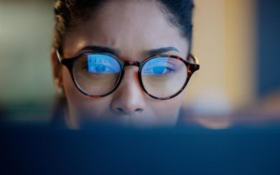 Lunettes anti-lumière bleue : faut-il vraiment les porter ?
